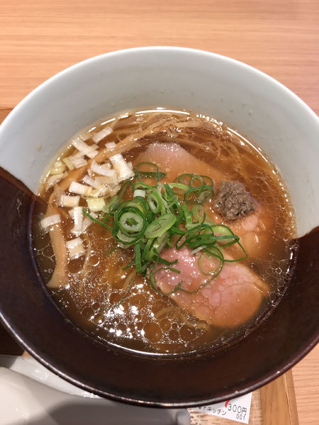 「[金色不如帰] 鴨と蛤の醤油そば(トリュフソース添え)」@ラーメンWalkerキッチンの写真