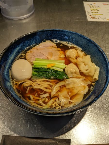 「ワンタン麺（醤油）＋あじ玉」@麺とスープの店  歩き出せ、クローバーの写真