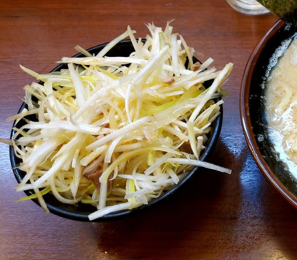 「豚骨醤油ネギラーメン」@宮本商店 川口新井宿店の写真