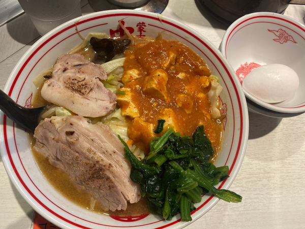 「蒙古タンメン　れん草　生卵　チャーシュー2枚」@蒙古タンメン 中本 新宿店の写真