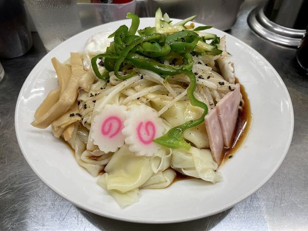 「サッポロ赤星＋チャシュー皿半熟玉子→ 冷し五目＋ワンタン」@中華そば みたかの写真