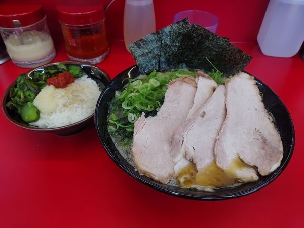 「九条ネギラーメン中モモチャー麺柔め」@横浜家系ラーメン 宮里家の写真
