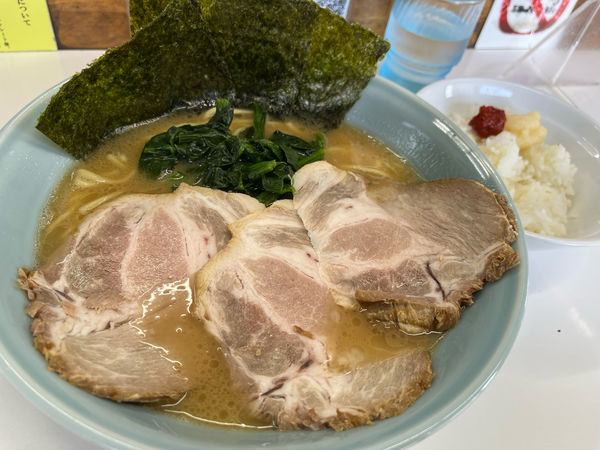 「ラーメン中¥850+チャーシュー¥200 ライス小¥100」@横浜家系ラーメン 楊喜家の写真
