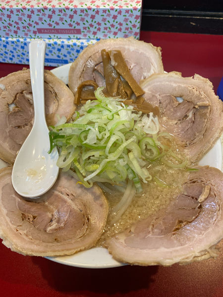 「しょうゆチャーシューめん➕麺固め➕背脂多め➕半ライスの半ライス（」@濃厚こってりら～めん つばめの写真