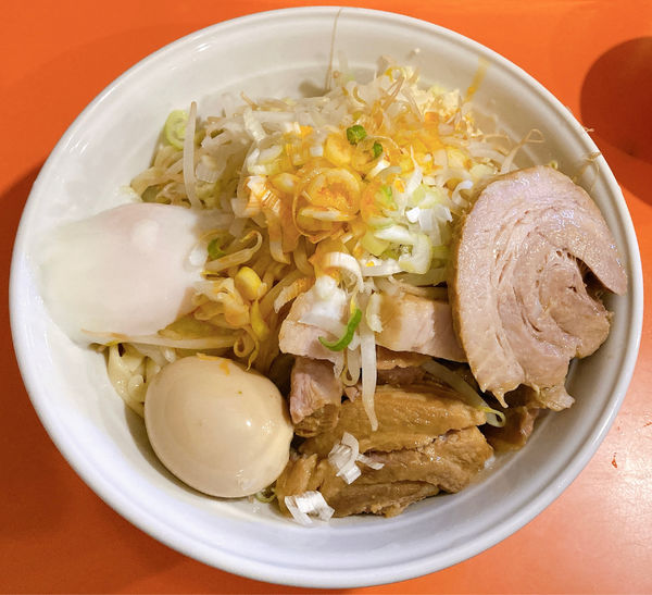 「油そば醤油(ヤサイニンニクネギラー油)＋味玉」@ちばからの写真