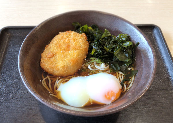 「朝そば(玉子/370円)+コロッケ(クーポン)」@ゆで太郎 馬橋店の写真