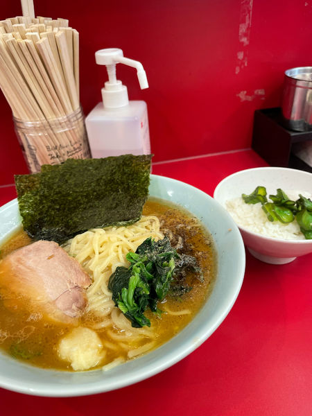 「ラーメン　中」@横浜家系ラーメン おうじ家の写真