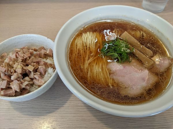 「醤油700円＋ランチ限定塩豚ご飯150円」@麺笑巧真の写真