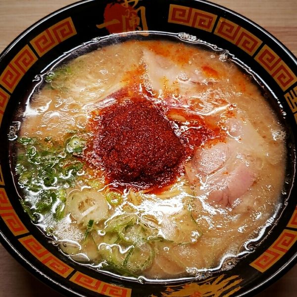 「天然とんこつラーメン（赤い秘伝のタレ10倍等） ９３０円他」@一蘭 水戸店の写真