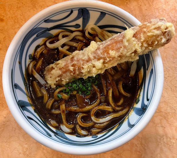 「黒カレーうどん+ちくわ天」@饂飩屋 五右衛門の写真