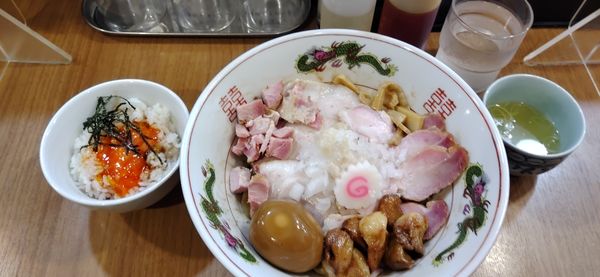 「チャーシュー味玉油そば+ローストにんにく、漬け卵黄丼」@MENクライの写真