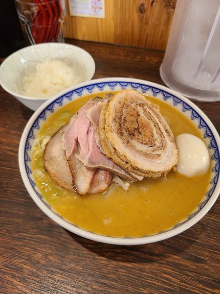 「味噌+チャーシュー全のせ+味玉+ライス小」@味噌ラーメン 雪ぐにの写真
