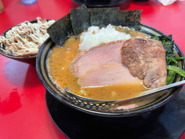 「チャーシューメン（3枚増し）＋きざみ玉ねぎ＋チャーシューまぶし＋」@家系ラーメン 王道 いしいの写真