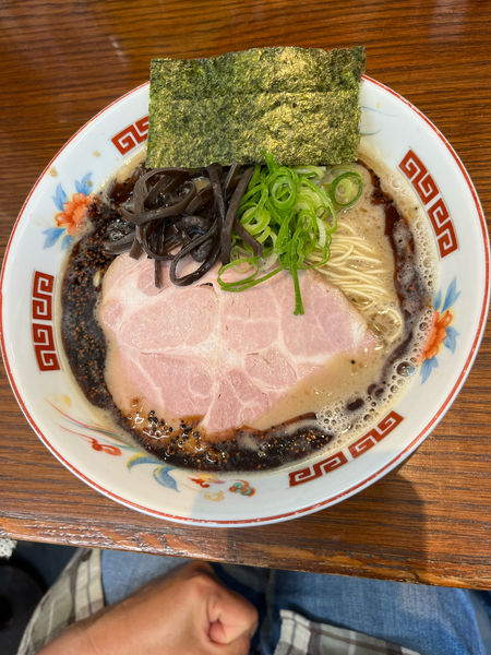 「濃厚ラーメン(細麺)・黒マー油入り 880円」@ラーメンかなやの写真