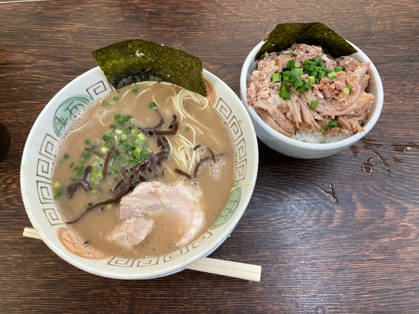 「らーめん(バリカタ、あぶら抜き)＋チャーシュー丼」@博多長浜らーめん 楓神の写真