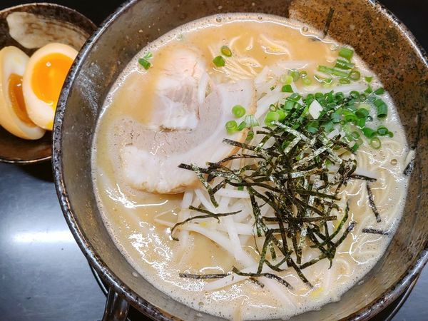 「努豚骨＋味付玉子」@本格博多豚骨ラーメン豚野郎の写真