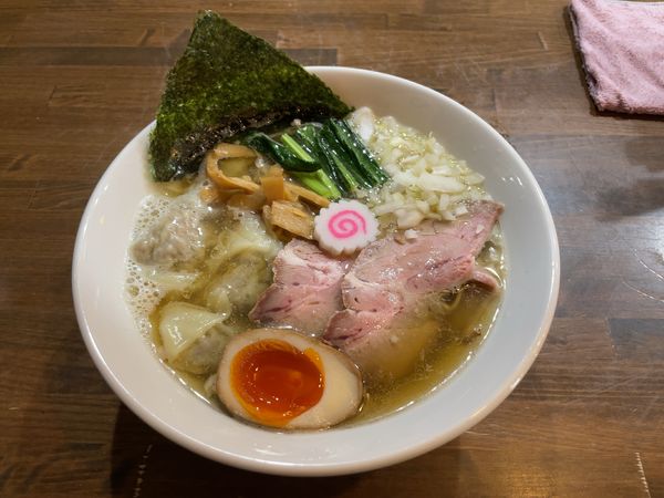 「４種の煮干しそば(730円)+ワンタン ３ケ(130円)」@自家製麺こうじの写真