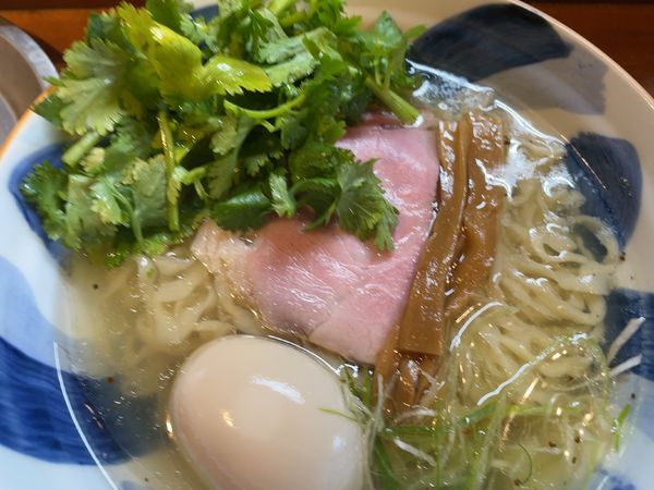 「たまご塩らあ麺850円＋パクチー200円」@さんくるげの写真