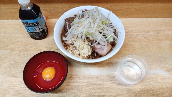 「小豚ラーメン(豚入りと麺少なめ)＋生卵」@ラーメン二郎 環七新新代田店の写真