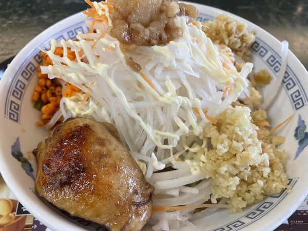 「暴君ノ冷やし・ハーフ(ヤサイニンニクアブラアブラショウガ)9」@麺処若武者 弐號店 みどり湯食堂の写真