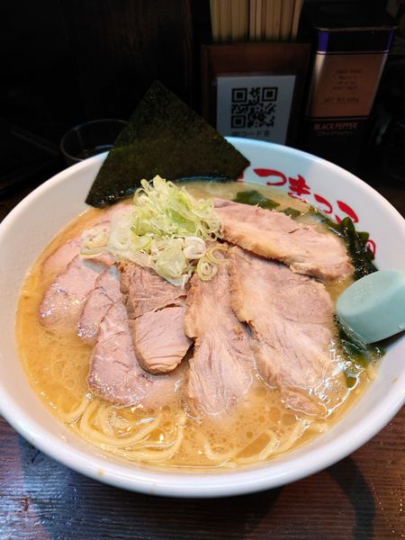 「チャーシュー麺大盛り＋チャーシュー　麺カタ」@さつまっこ 平和島店の写真