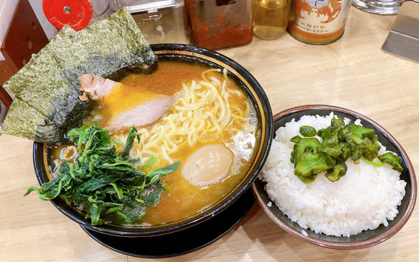 「裏むさ 中(麺硬め油多め)＋半熟味玉＋無料ライス(大)」@横浜ラーメン 裏武蔵家 西千葉本店の写真