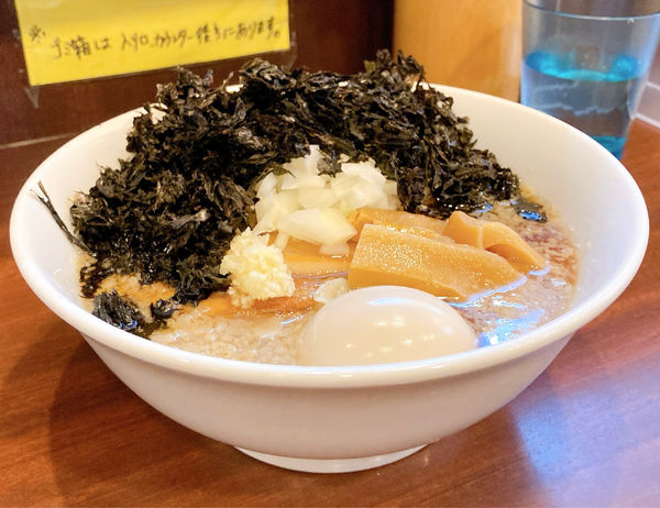 「らーめん(ニンニクあり)＋味玉＋ノリ増し」@ぶたとにぼしの写真