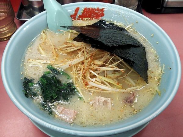 「塩ピリ辛ネギラーメン中盛」@山岡家 平塚店の写真