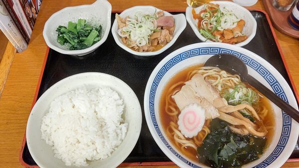 「パンチ食べくらべ定食ラーメンセット」@山田うどん 藤沢田方町店の写真