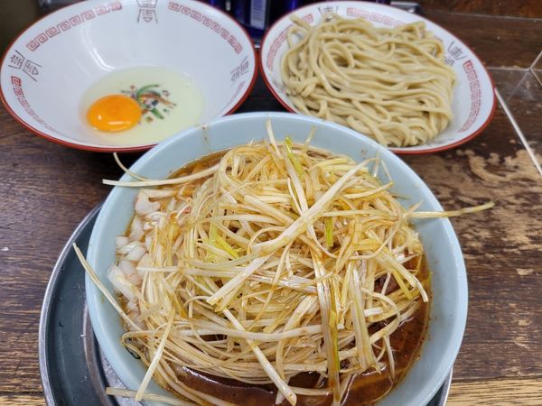 「限定　辛辛豚つけ麺　生卵　ネギ」@麺でる 南大沢店の写真