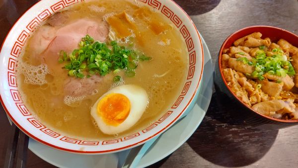 「博多ラーメン(ばりかた)(モツめし)」@濃厚豚骨らーめん 博多一路の写真