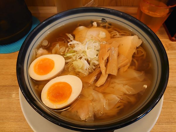 「ワンタンメン（煮たまご入り）」@ワンタンメンの満月 三鷹店の写真