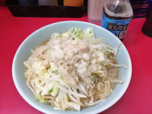 「小ラーメン　麺半分　830円　黒烏龍茶180円」@ラーメン二郎 中山駅前店の写真