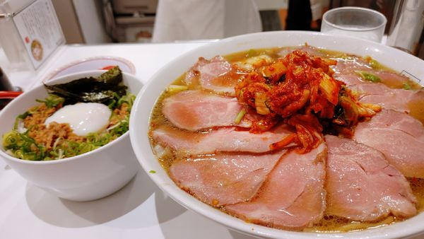 「メガプレミアムチャーシュー麺・大盛・そぼろ丼・キムチ」@どうとんぼり神座 アトレ川崎店の写真