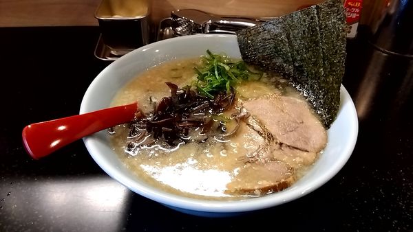 「とんこつラーメン（７５０円）＋きくらげ（５０円）」@ラーメン 襲来の写真