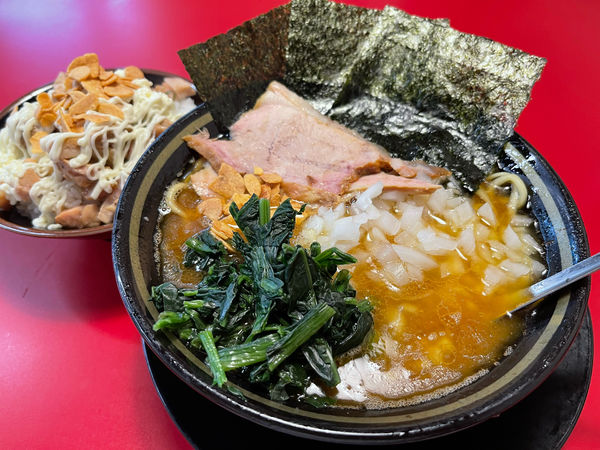 「ラーメン＋玉ネギ＋チャーシューまぶし」@IEKEI_TOKYO 王道家直系の写真