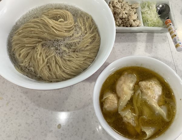 「[限定]葡萄山椒香る昆布水塩つけそば　＋　ワンタン」@ラーメン星印の写真