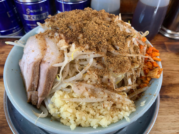 「小ラーメン　ヤサイマシあと全部マシマシ」@麺でる 多摩センター店の写真