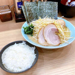 味玉ラーメン並(麺硬め油多め)＋ネギ＋半ライス