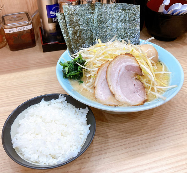 「味玉ラーメン並(麺硬め油多め)＋ネギ＋半ライス」@ラーメン たかし屋 犢橋店の写真