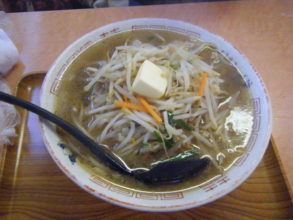 「塩バターラーメン（小盛り）」@勝来軒の写真