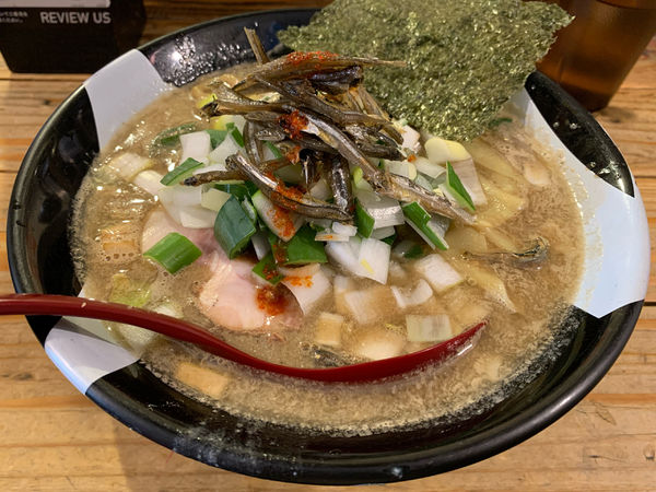「すごい煮干しラーメン+駒葱 にぼ増し」@すごい煮干ラーメン凪 新宿ゴールデン街店 本館の写真