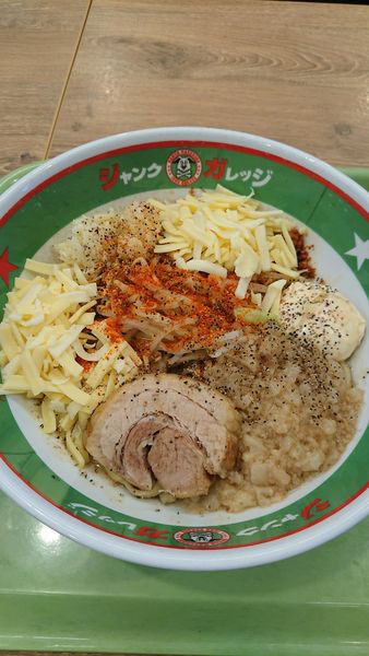 「まぜそば(玉子なし)+チーズ×3」@ジャンクガレッジ フォレオ菖蒲店の写真