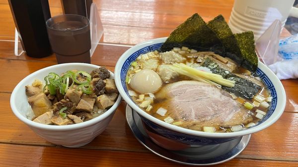 「ワンタン麺中特製トッピング＋チャーシュー丼」@中華そば 亀喜屋の写真