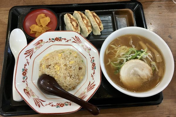 「半(ﾗｰﾒﾝ+ﾁｬｰﾊﾝ+ｷﾞｮ-ｻﾞ)(690¥)」@北海道らぁめん伝丸 6号ひたちなか田彦店の写真