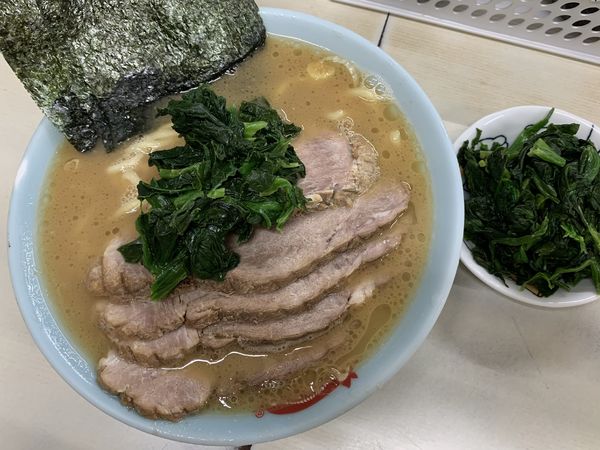 「ラーメン並＋チャーシュー増し＋ホウレンソウ」@横浜ラーメン 町田家 町田本店の写真