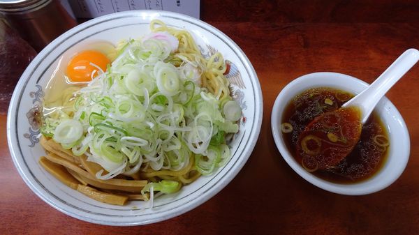「油そば：大（900円）＋ネギ盛（150円）＋生玉子＋スープ」@珍々亭の写真