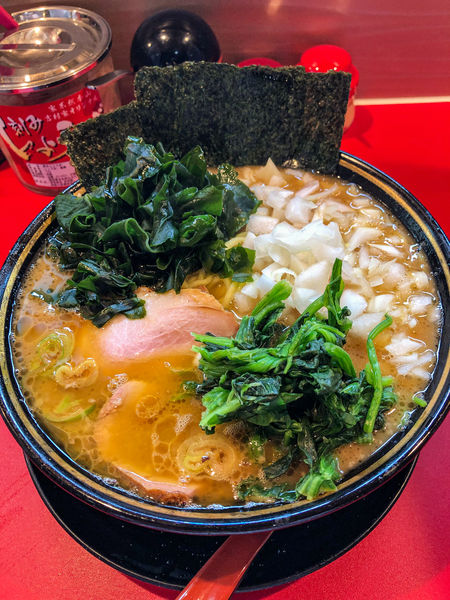 「ラーメン中盛り+生ワカメ+タマネギ」@厚木家の写真
