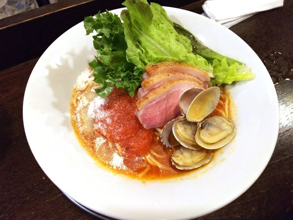 「トマトと浅利の洋風ラーメン」@立ち呑み居酒屋 金町製麺の写真