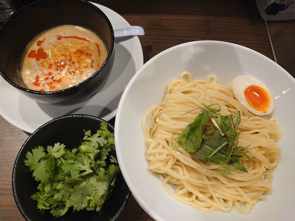「坦々つけ麺(白)+パクチー(1100円)」@うさ担 浦和本店の写真